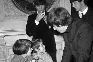 Были найдены редкие фотографии The Beatles во время их посещения детского дома