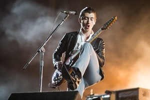 Алекс Тернер из Arctic Monkeys представил новую песню на концерте группы Mini Mansions