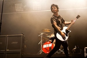 У сессионного гитариста Green Day обнаружили рак горла