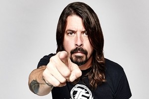 Foo Fighters остановили концерт, чтобы подарить барабанную палочку слепому поклоннику