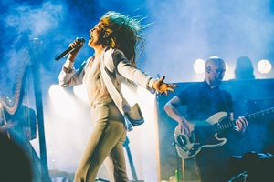 Дейв Грол «заплакал» от счастья, когда Florence + The Machine исполнили кавер на Foo Fighters на фестивале Glastonbury