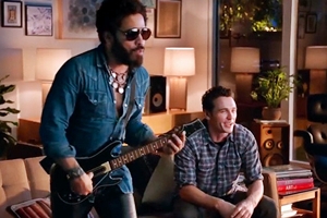 Ленни Кравиц и Джеймс Франко пошутили над порванными штанами рокера в новой рекламе игры Guitar Hero