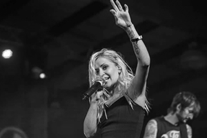 Экс-солистка Flyleaf Лейси Штурм выпустит сольный альбом в начале 2016 года