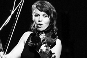 Скрипачка Arcade Fire Сара Нойфилд анонсировала сольный альбом