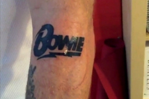 Фли из Red Hot Chili Peppers набил татуировку в память о Дэвиде Боуи