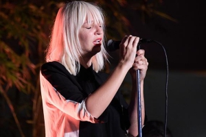 Новый альбом певицы Sia лидирует в альбомном чарте российского iTunes