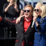 Леди Гага и Элтон Джон устроили неожиданный благотворительный концерт на лос-анджелесской парковке