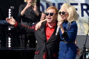 Леди Гага и Элтон Джон устроили неожиданный благотворительный концерт на лос-анджелесской парковке