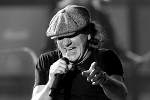 Солист AC/DC Брайан Джонсон снова начал петь