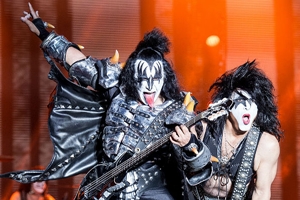 Kiss выступили на благотворительном концерте без макияжа и костюмов