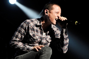 Честер Беннингтон из Linkin Park объяснил причину «попсового» звучания нового альбома