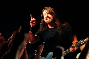 Foo Fighters исполнили новую песню The Sky Is A Neighborhood на благотворительном концерте