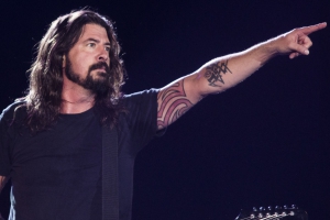 Дейв Грол продолжает заинтриговывать поклонников по поводу поп-звезды, принявшей участие в записи нового альбома Foo Fighters