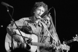 Гитара Боба Дилана ушла с аукциона почти за 400 тысяч долларов