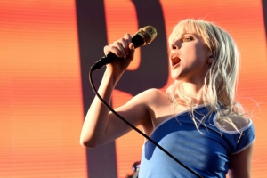 Paramore исполнили кавер на песню Heart Of Glass группы Blondie