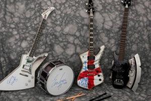 Kiss выставили свои инструменты на благотворительный аукцион
