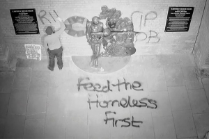 Друг Дэвида Боуи пожертвует 7000 долларов бездомным в обмен на признание об акте вандализма над памятником музыканта
