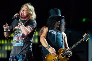 Guns N’ Roses представили ранее запрещенный клип It’s So Easy